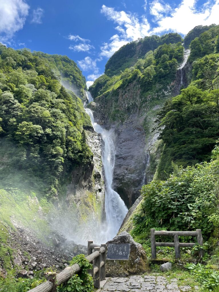 落差日本一の称名滝